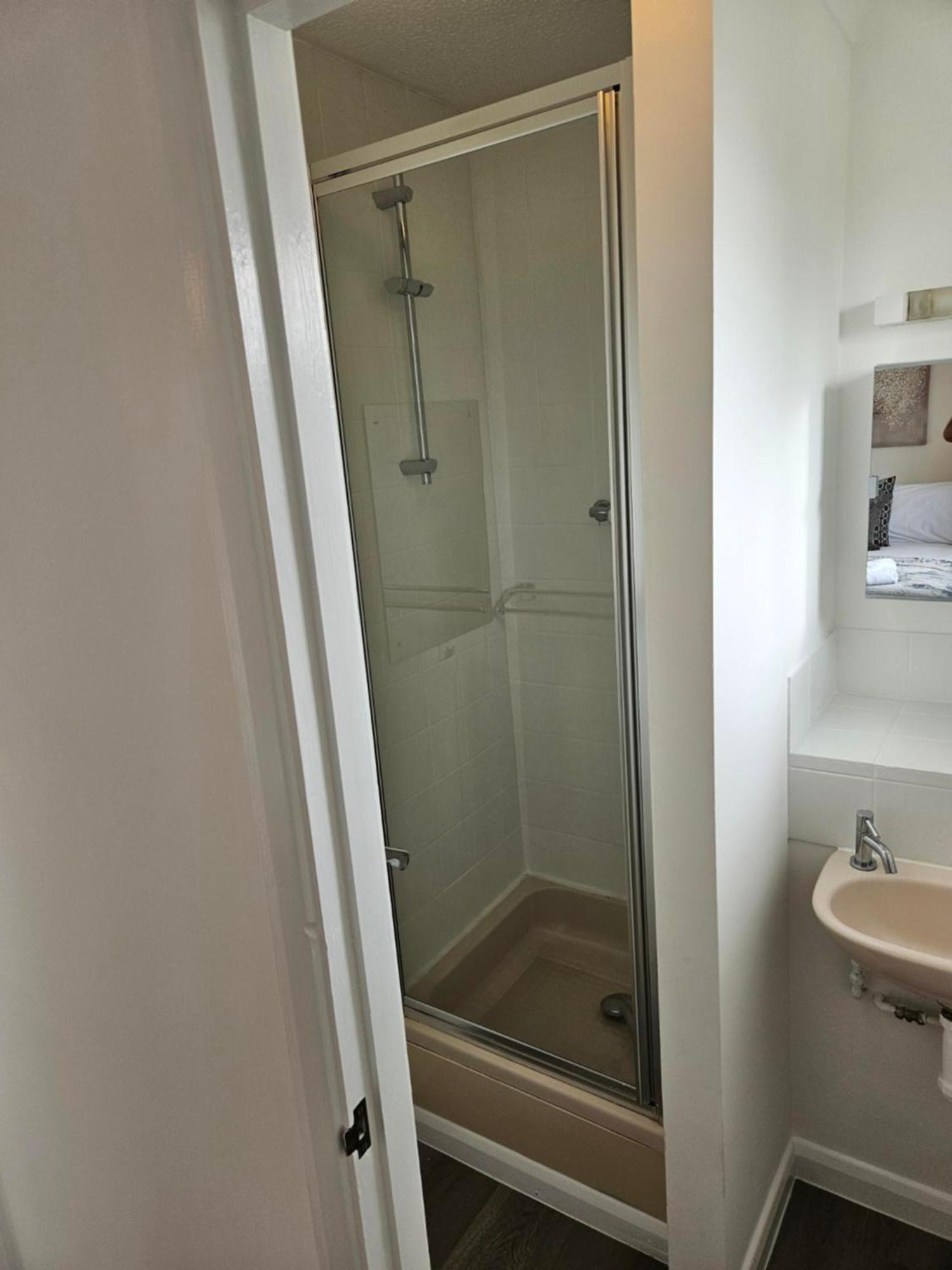Redcot Gardens Stamford 4 Bed Contractor Familt Home With Parking ภายนอก รูปภาพ