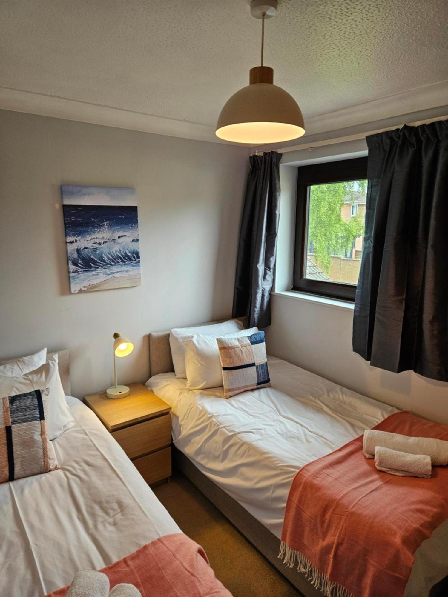 Redcot Gardens Stamford 4 Bed Contractor Familt Home With Parking ภายนอก รูปภาพ