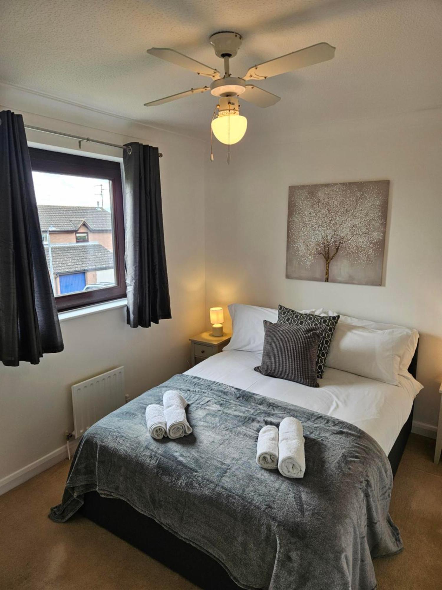 Redcot Gardens Stamford 4 Bed Contractor Familt Home With Parking ภายนอก รูปภาพ