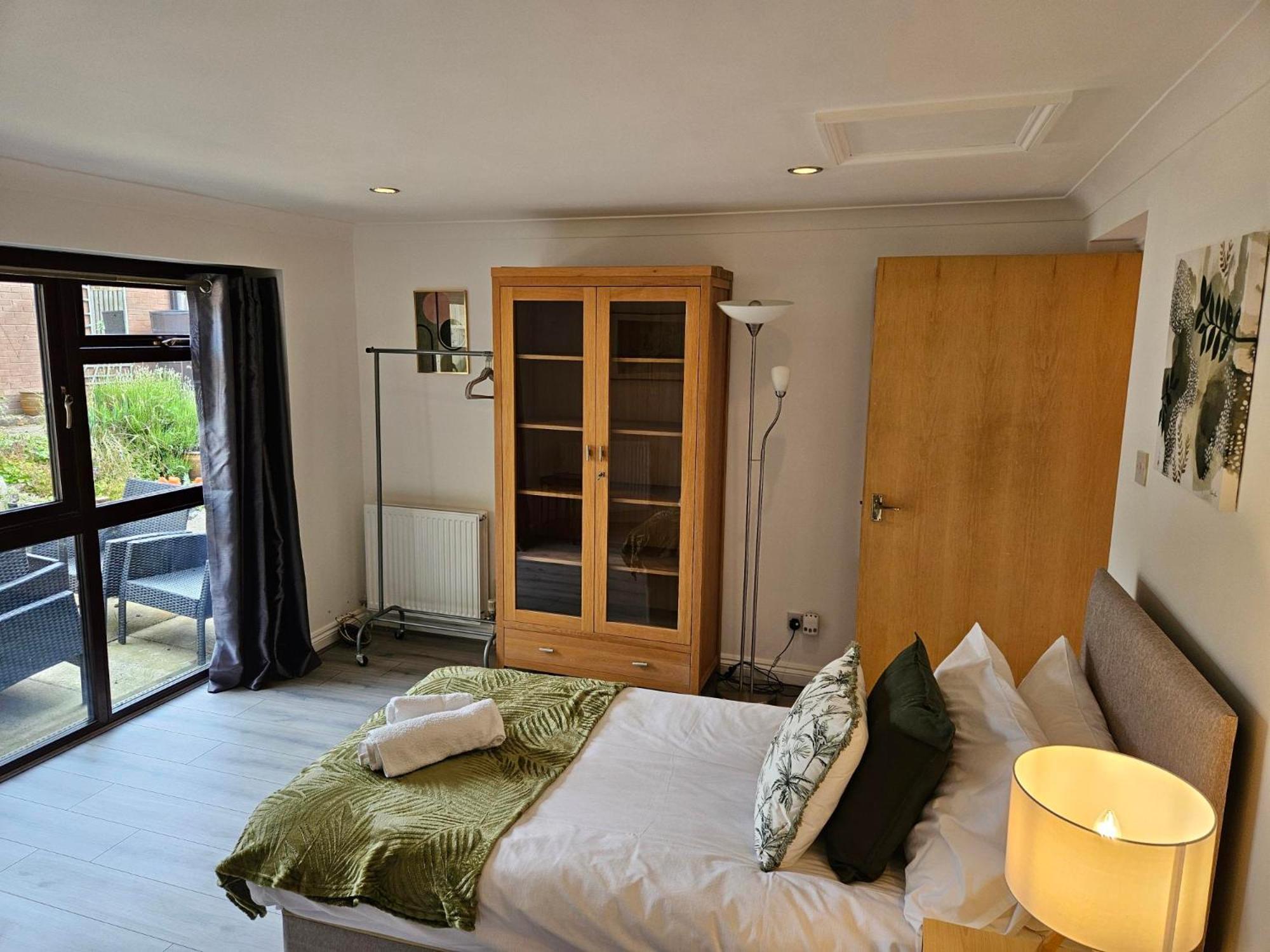 Redcot Gardens Stamford 4 Bed Contractor Familt Home With Parking ภายนอก รูปภาพ