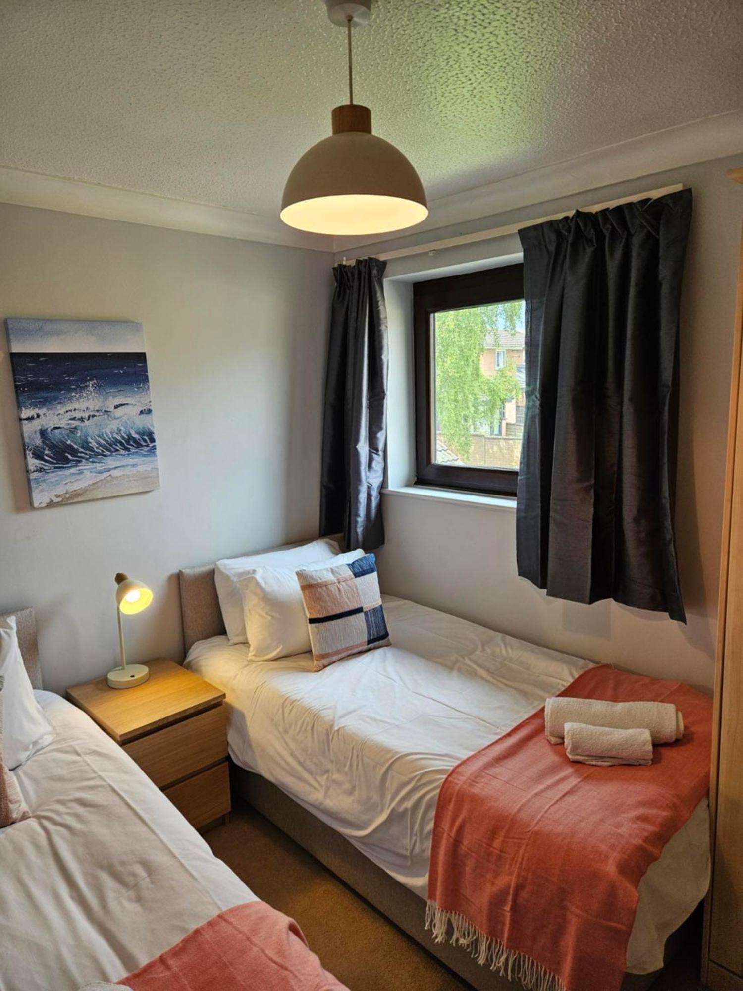 Redcot Gardens Stamford 4 Bed Contractor Familt Home With Parking ภายนอก รูปภาพ