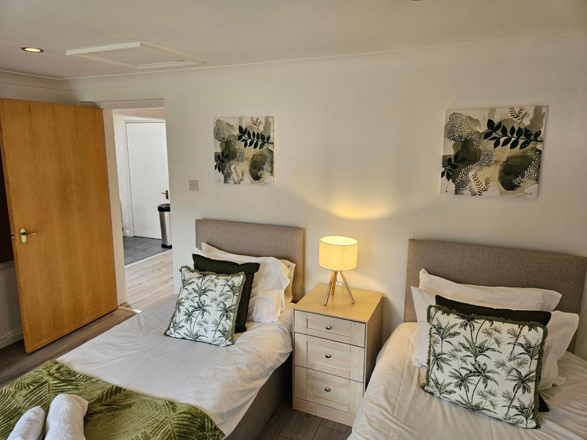 Redcot Gardens Stamford 4 Bed Contractor Familt Home With Parking ภายนอก รูปภาพ