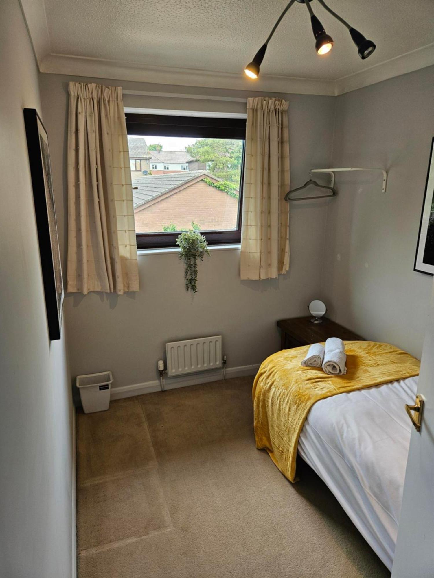 Redcot Gardens Stamford 4 Bed Contractor Familt Home With Parking ภายนอก รูปภาพ